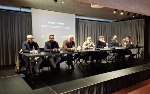 La piazza del Comune diventa un’area pedonale