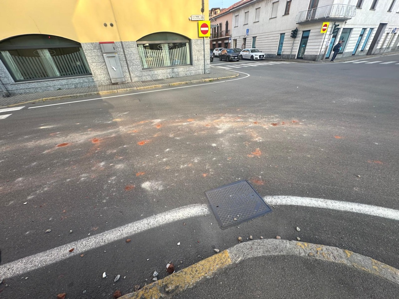 Camionista sanzionato per detriti che danneggiano auto in sosta