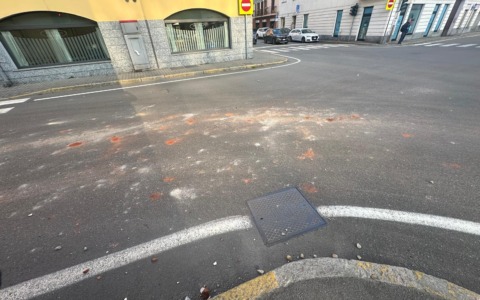 Camionista sanzionato per detriti che danneggiano auto in sosta