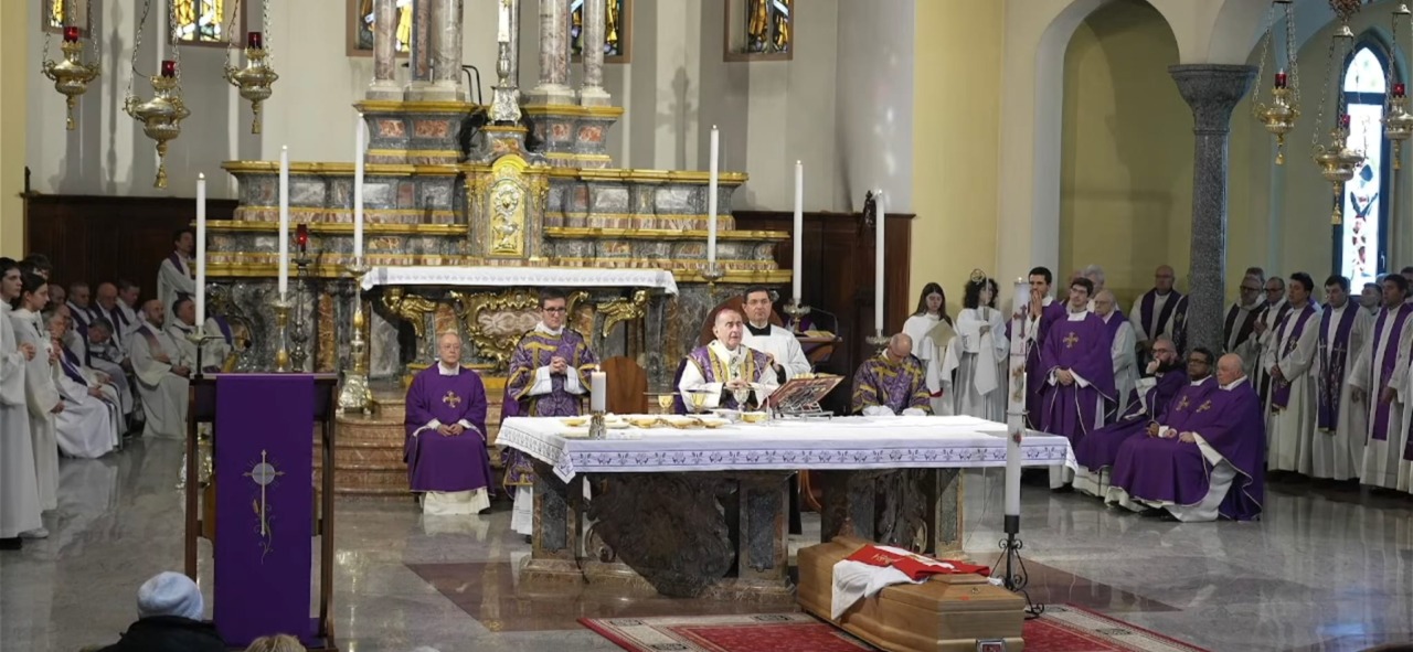 Cerimonia toccante per l’addio a don Massimo Donghi