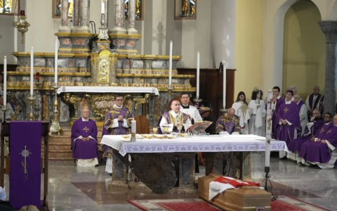 Cerimonia toccante per l’addio a don Massimo Donghi