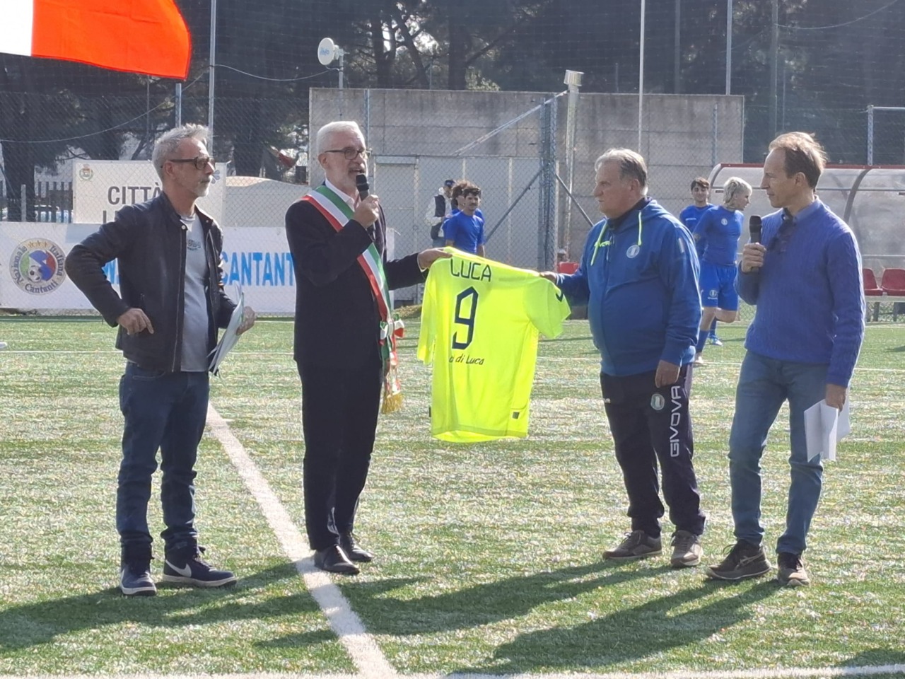 Luca Attanasio onorato da sportivi e artisti in campo