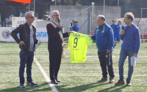 Luca Attanasio onorato da sportivi e artisti in campo