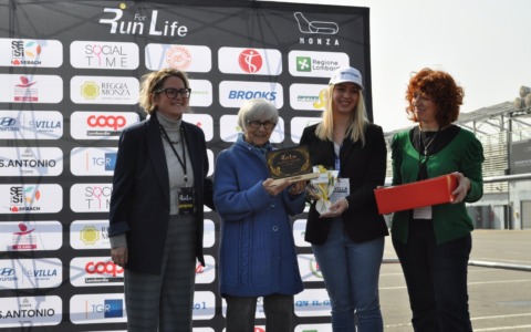 Rita Galimberti premiata al Run For Life Woman Award 2026 per il suo impegno sociale