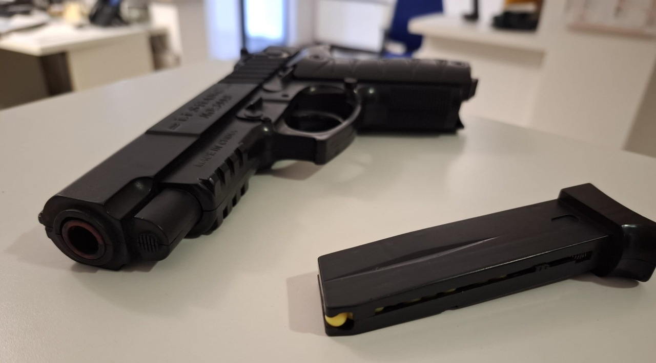 Studente fermato con pistola giocattolo davanti alla scuola