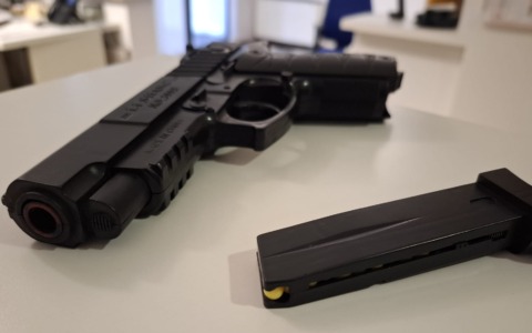 Studente fermato con pistola giocattolo davanti alla scuola