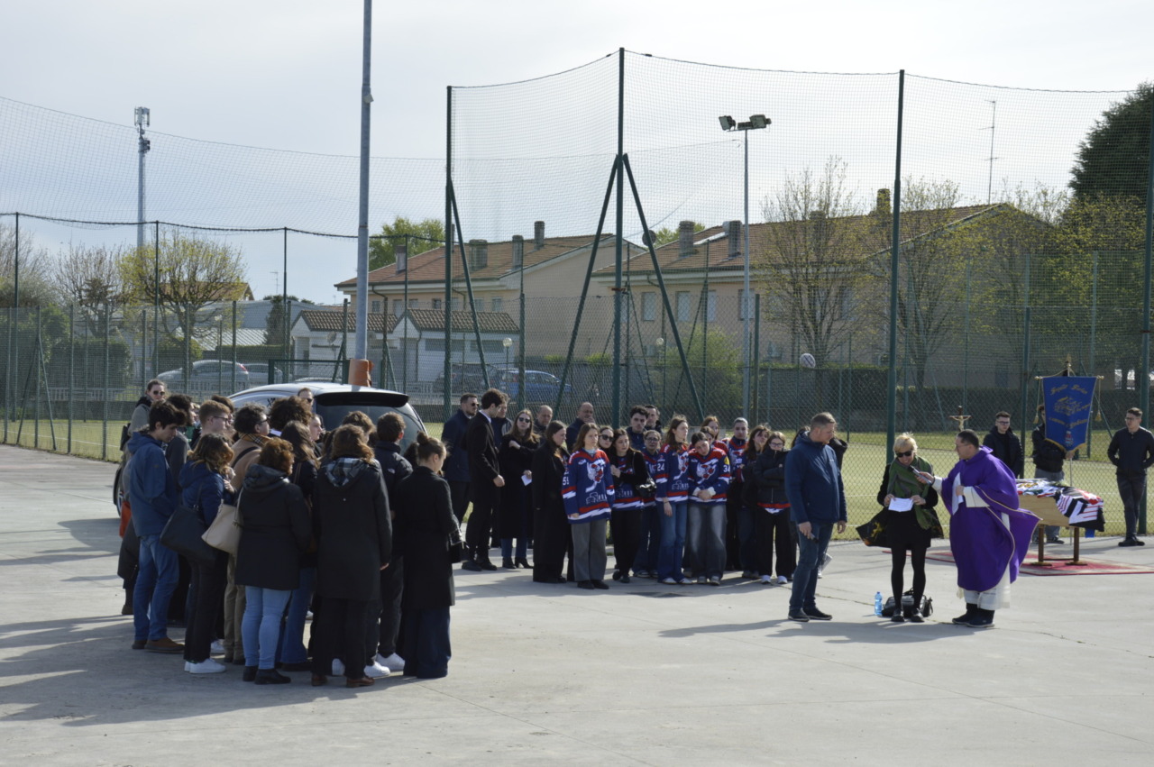 Una chiesa piena per dare l’addio a Emma, 18 anni