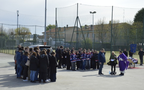 Una chiesa piena per dare l’addio a Emma, 18 anni