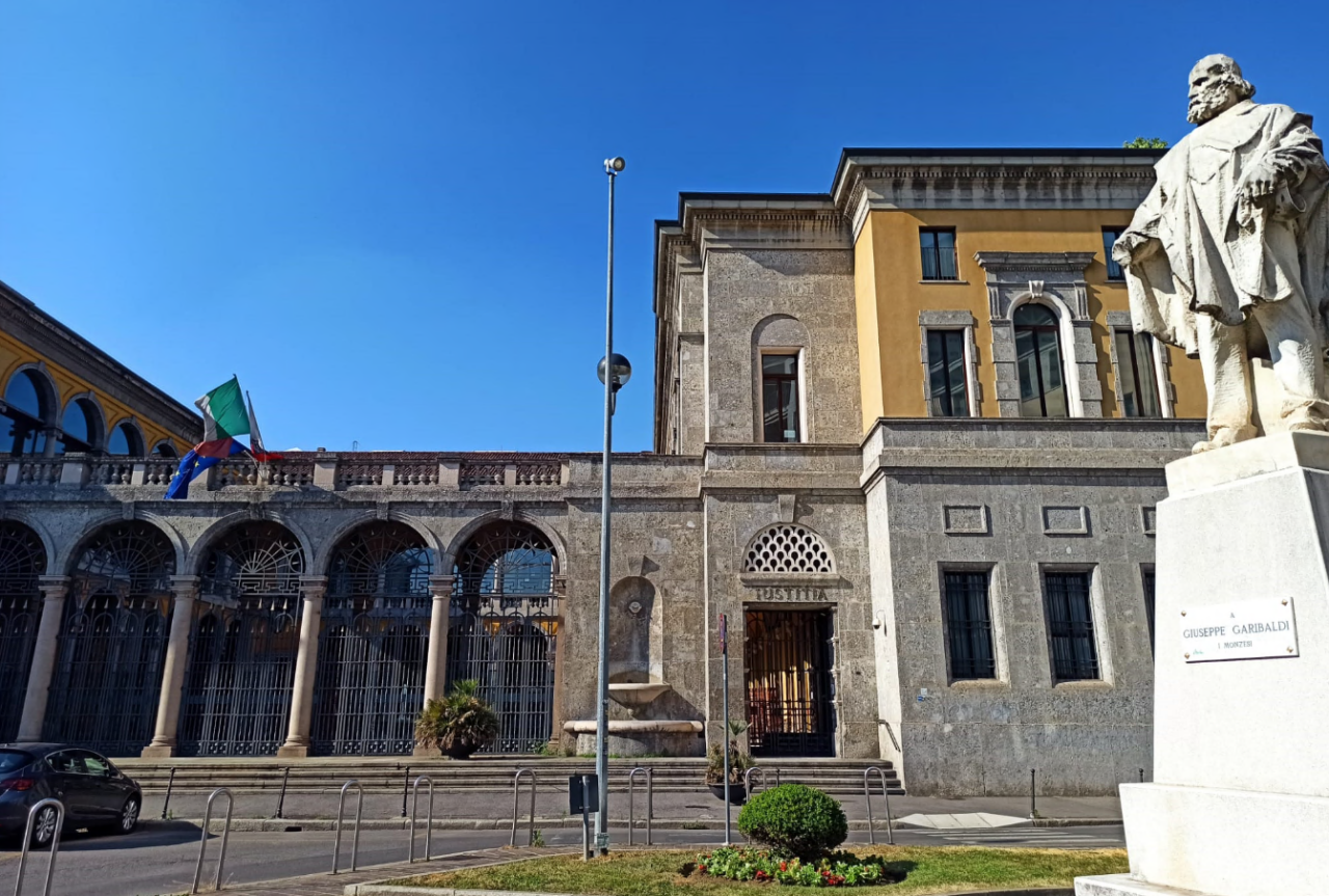 Una zia innocente riceve un chilo di hashish, arrestata per errore