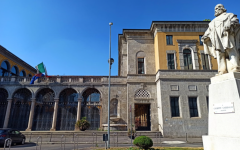 Una zia innocente riceve un chilo di hashish, arrestata per errore