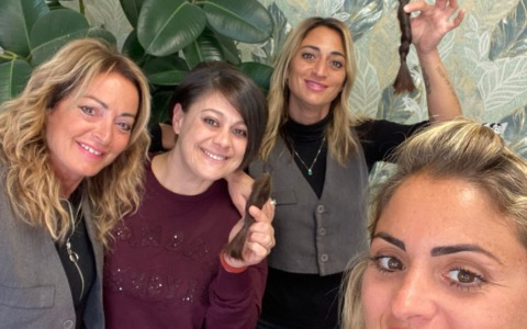 Vincenza, la donatrice che offre capelli e plasma