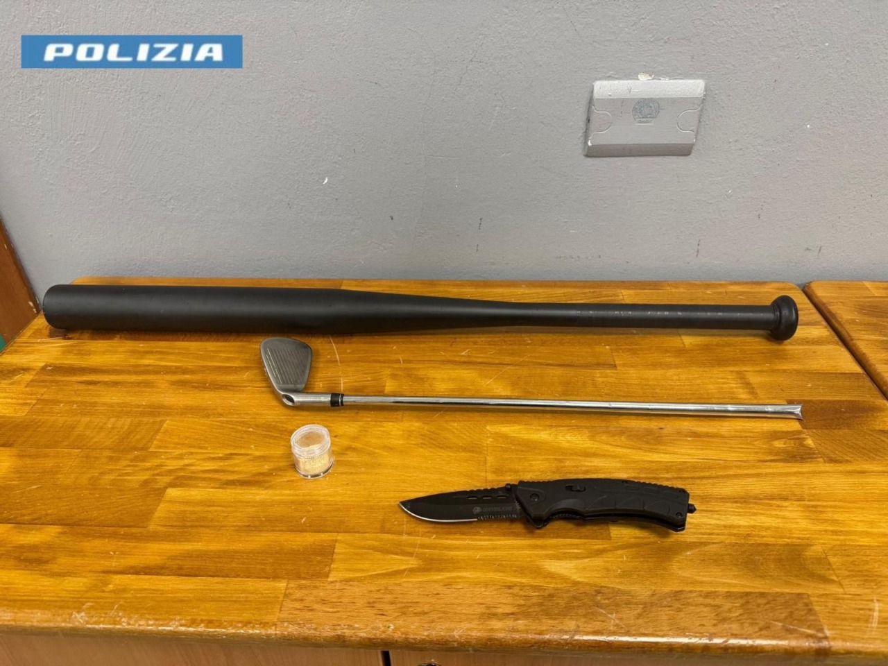 Scoperta di mazze, coltello e droga: denuncia e sanzioni per tre persone