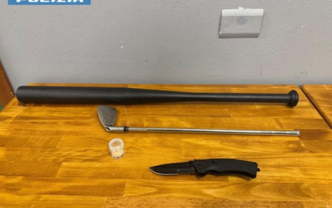 Scoperta di mazze, coltello e droga: denuncia e sanzioni per tre persone