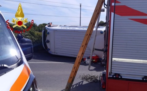 Incidente con un’ambulanza: si ribalta dopo lo scontro