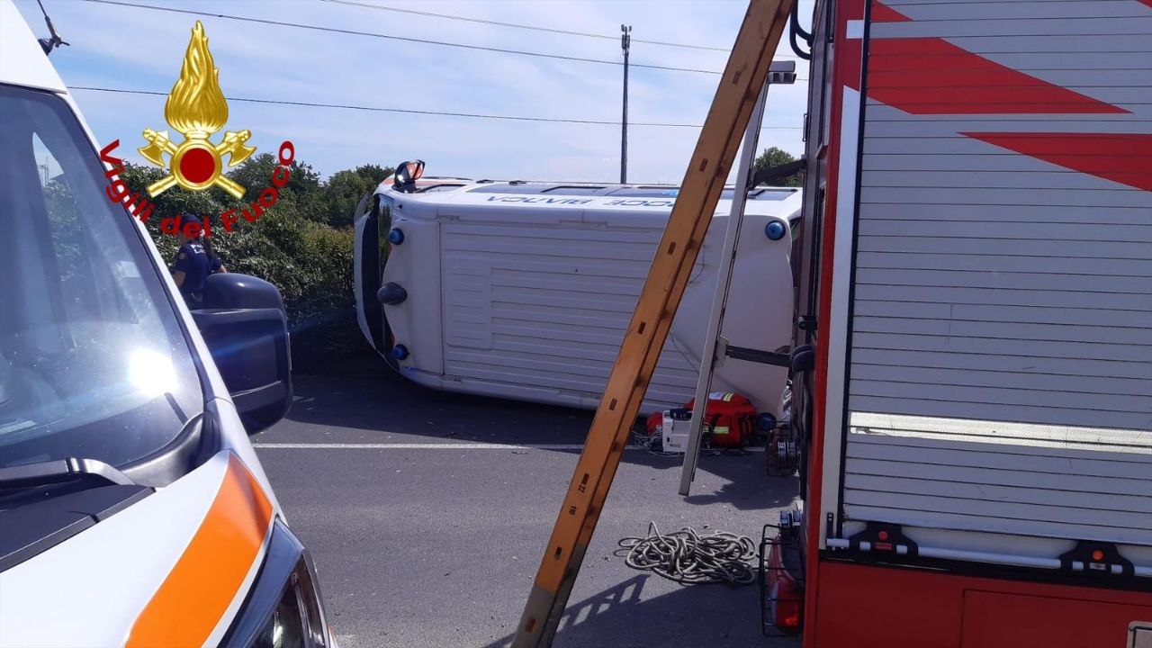 Incidente con un’ambulanza: si ribalta dopo lo scontro
