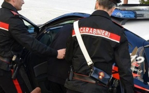 Pusher arrestato dai Carabinieri con cocaina e contanti