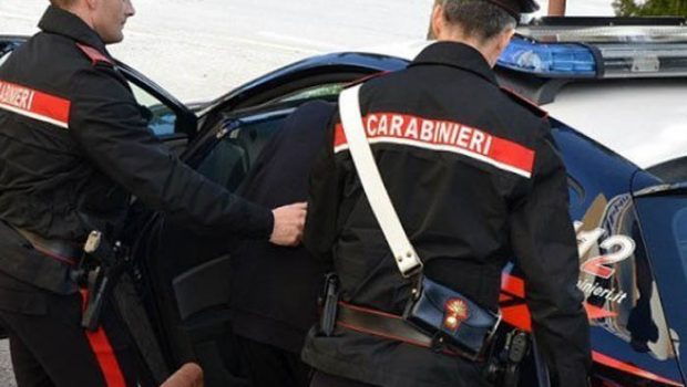 Pusher arrestato dai Carabinieri con cocaina e contanti