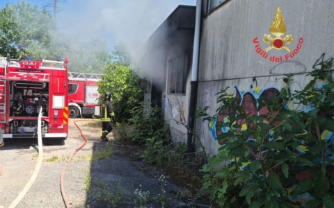 Incendio nell’area ex Snia di Varedo