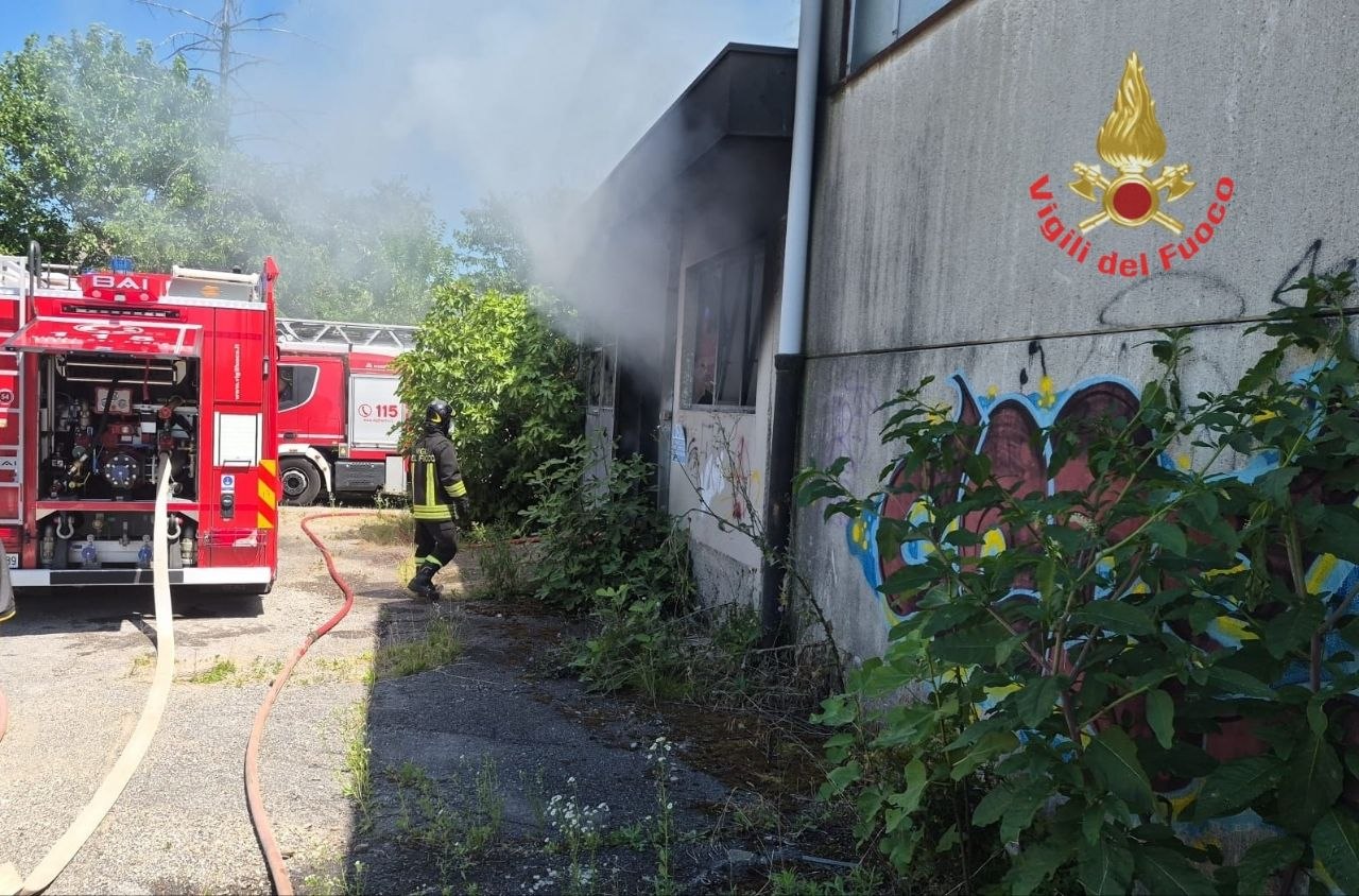 Incendio nell’area ex Snia di Varedo