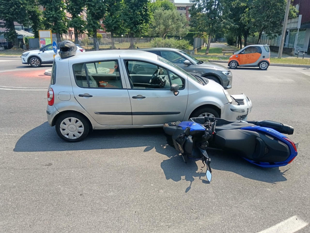 Scontro tra auto e moto in corso Milano