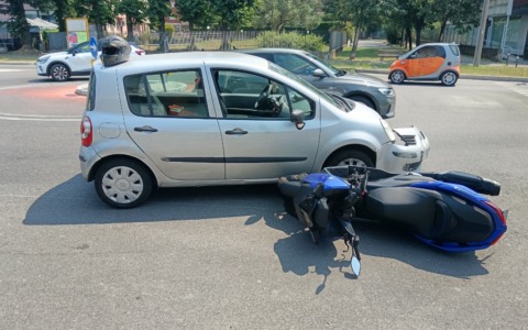 Scontro tra auto e moto in corso Milano