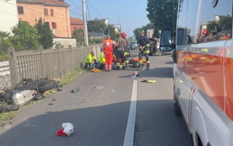 Scontro tra moto e auto in via Foscolo: ferito un centauro di 56 anni