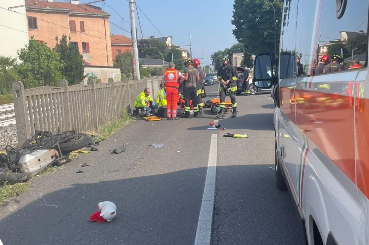 Scontro tra moto e auto in via Foscolo: ferito un centauro di 56 anni