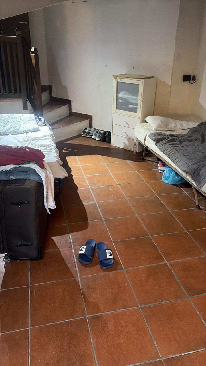 Scoperto un dormitorio abusivo a Limbiate: 14 posti letto e una cucina nel sottoscala