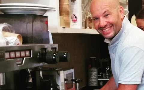 Un albero in memoria di Marco Di Lillo, l’amato barista di Desio