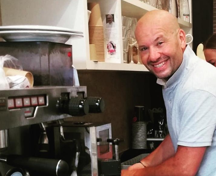Un albero in memoria di Marco Di Lillo, l’amato barista di Desio