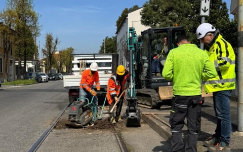 Ciclista scivola sulle rotaie del tram: donna in ospedale per fratture