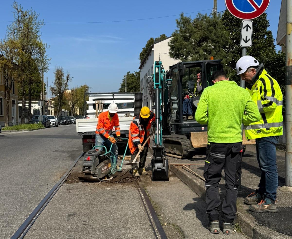 Ciclista scivola sulle rotaie del tram: donna in ospedale per fratture