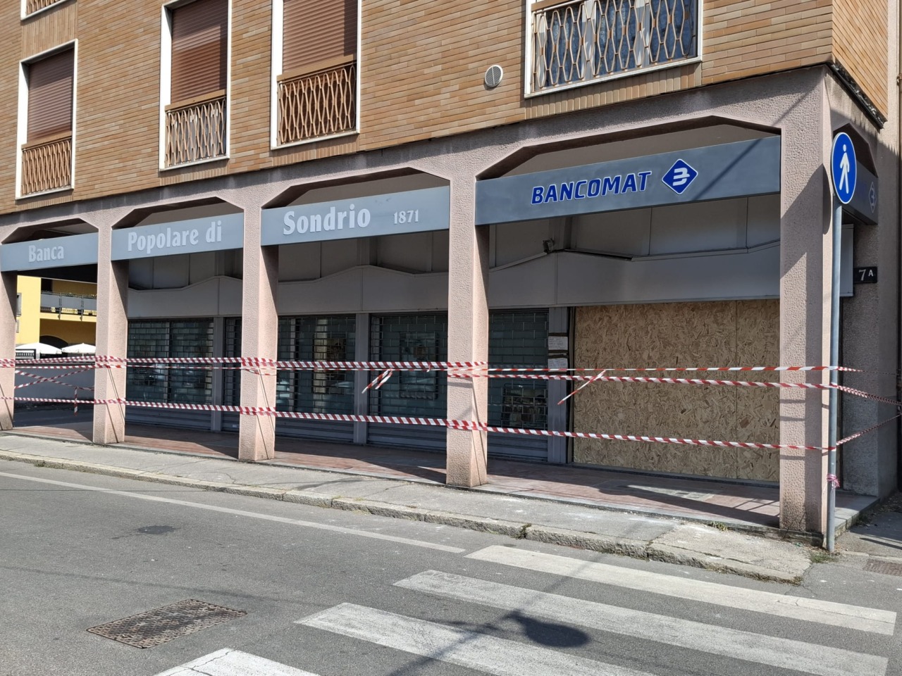Esplosione notturna al bancomat di Bper Banca