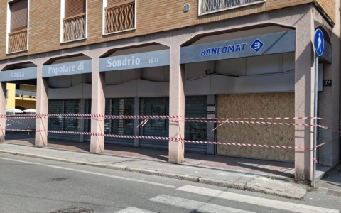 Esplosione notturna al bancomat di Bper Banca