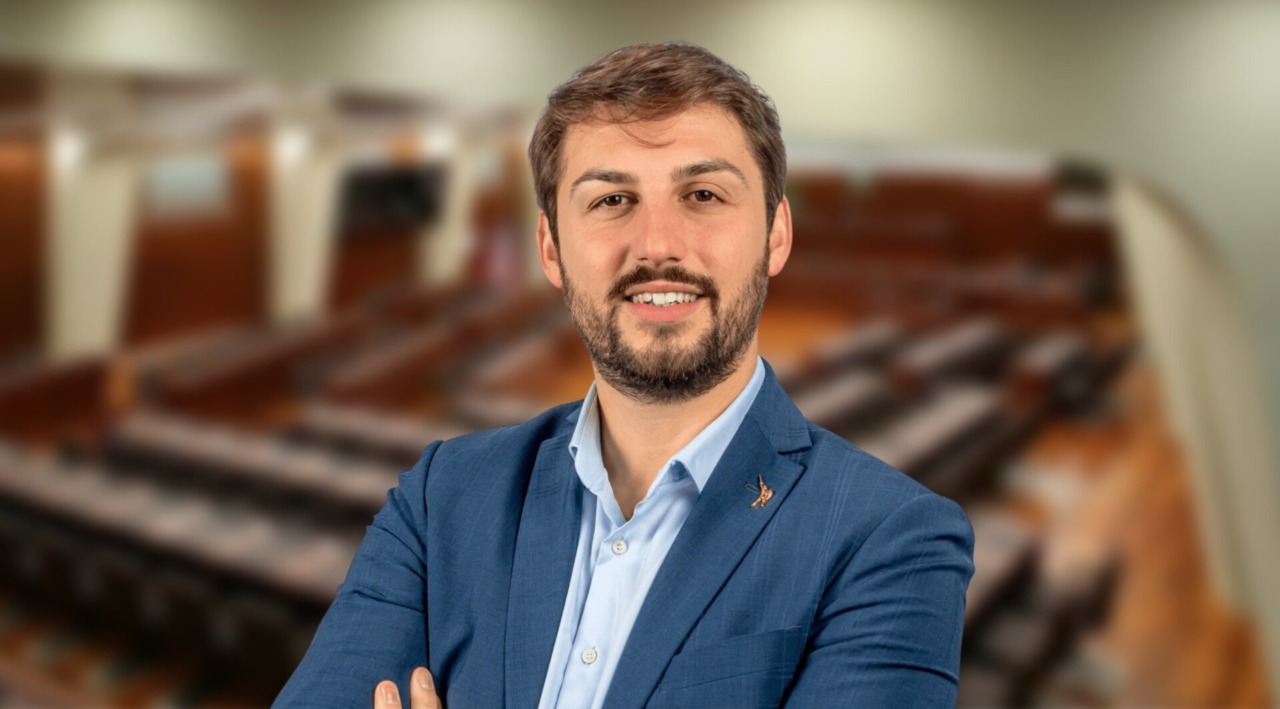 Il grembiule blu per tutti a scuola: la Lega insorge contro la decisione