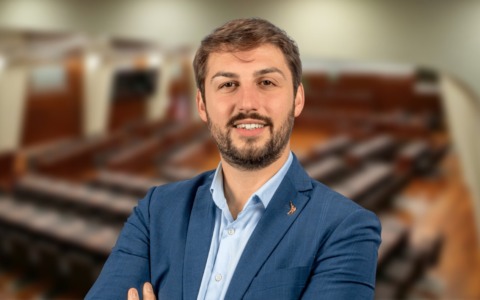 Il grembiule blu per tutti a scuola: la Lega insorge contro la decisione