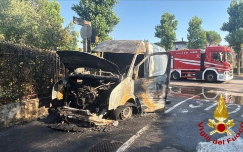 Incendio di un furgone a Nova Milanese, ferito il conducente