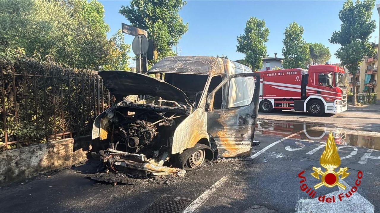 Incendio di un furgone a Nova Milanese, ferito il conducente