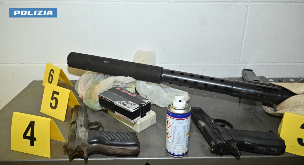 Scoperto un arsenale e 7 kg di droga in un box a Nova Milanese
