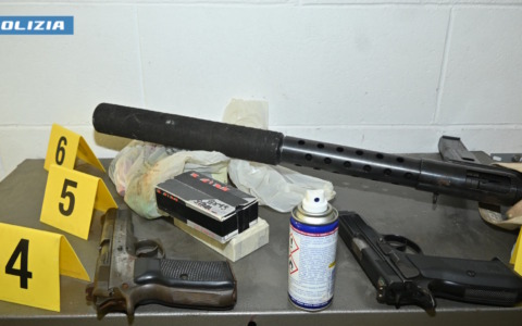 Scoperto un arsenale e 7 kg di droga in un box a Nova Milanese
